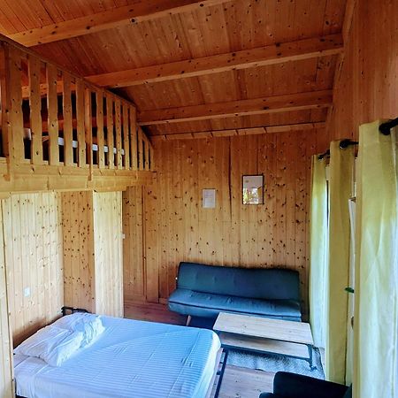 Cabanes Et Lodges Du Belvedere Serrieres-sur-Ain Екстериор снимка