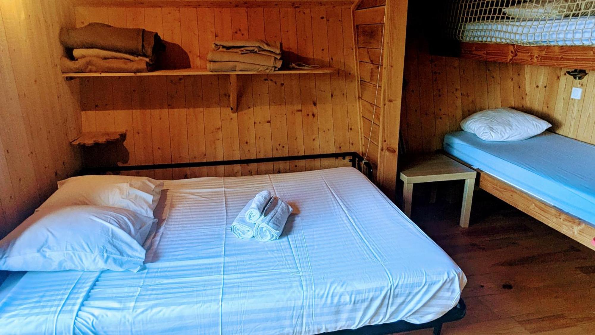 Cabanes Et Lodges Du Belvedere Serrieres-sur-Ain Екстериор снимка