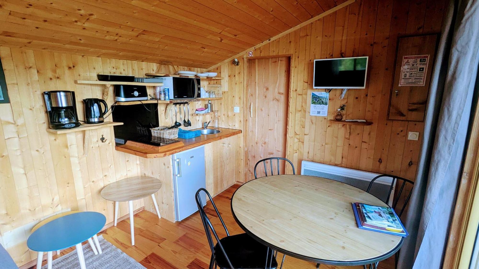 Cabanes Et Lodges Du Belvedere Serrieres-sur-Ain Екстериор снимка