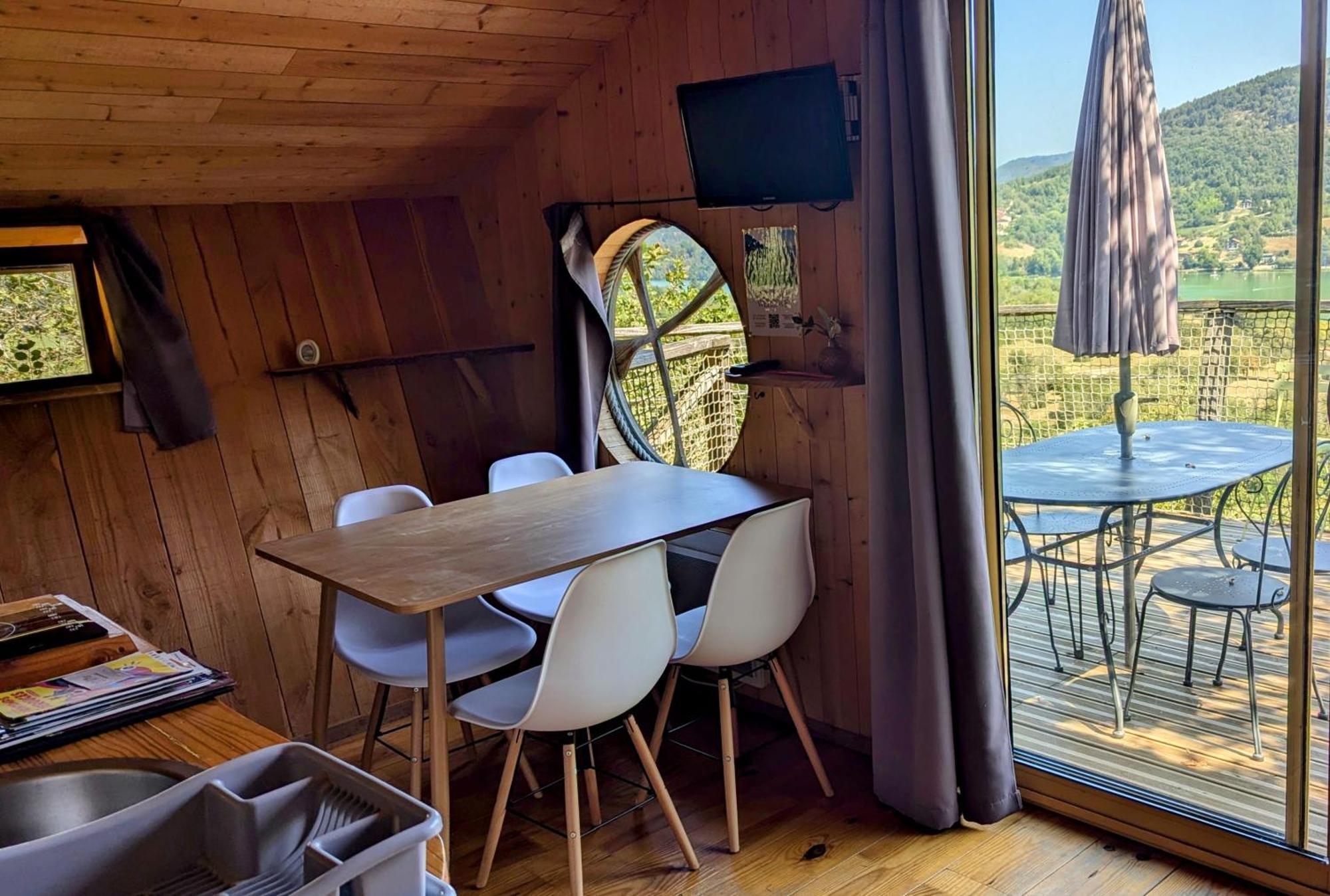 Cabanes Et Lodges Du Belvedere Serrieres-sur-Ain Екстериор снимка