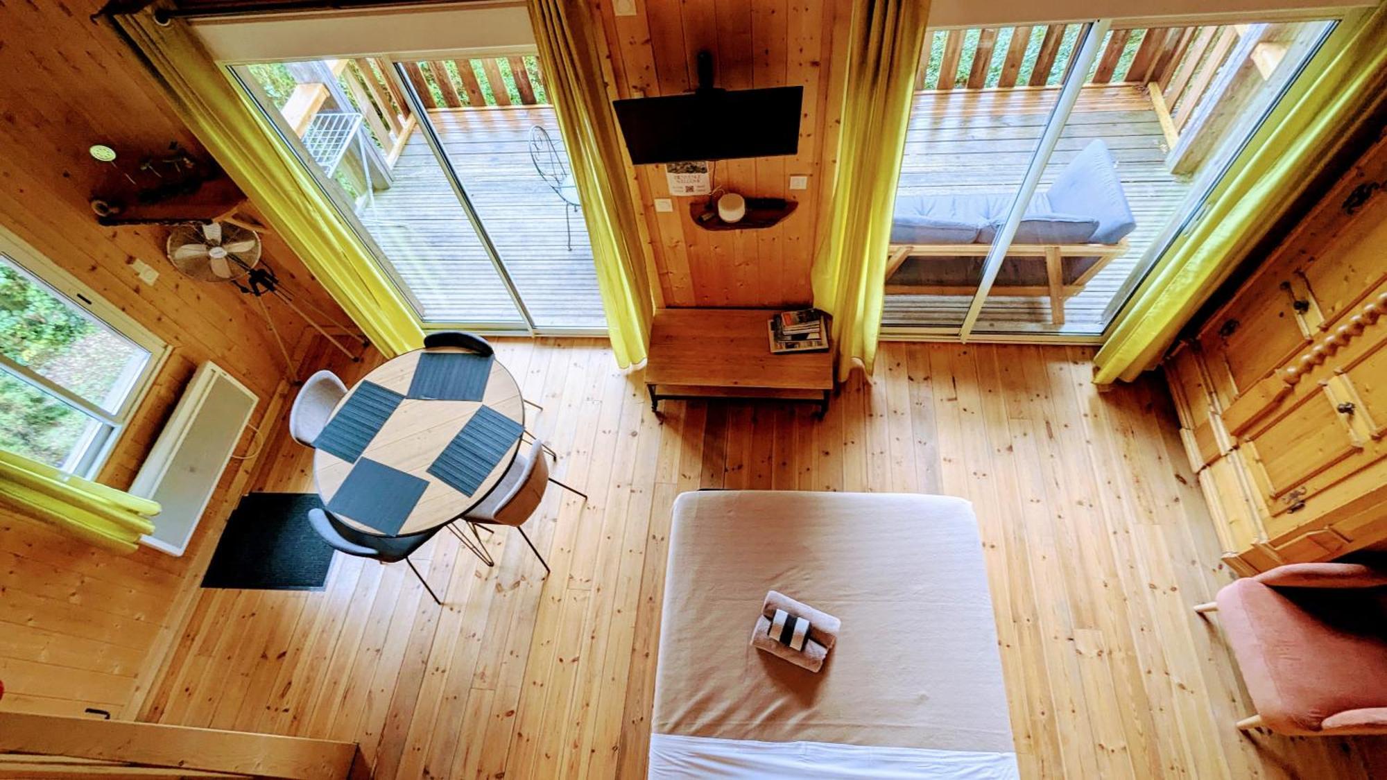 Cabanes Et Lodges Du Belvedere Serrieres-sur-Ain Екстериор снимка