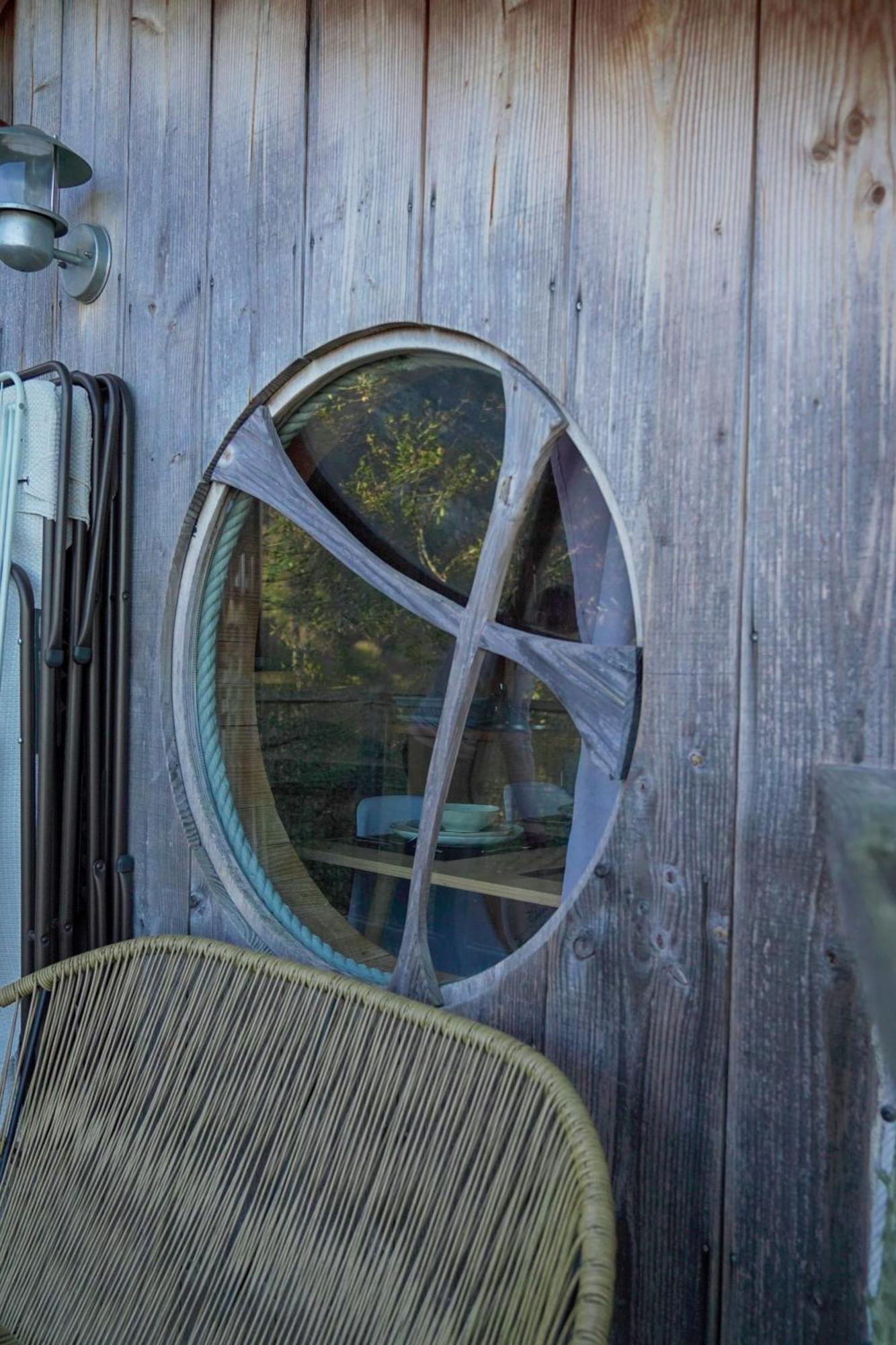 Cabanes Et Lodges Du Belvedere Serrieres-sur-Ain Екстериор снимка