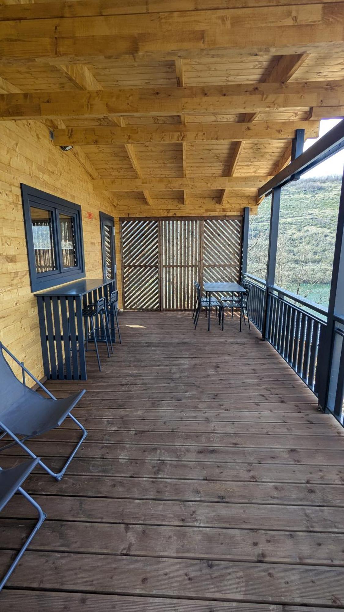 Cabanes Et Lodges Du Belvedere Serrieres-sur-Ain Екстериор снимка