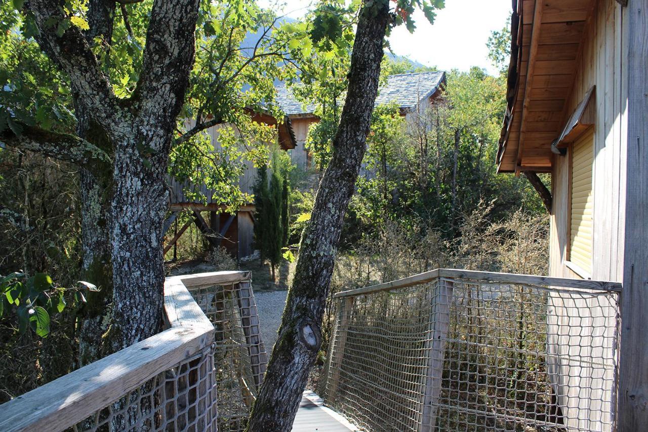 Cabanes Et Lodges Du Belvedere Serrieres-sur-Ain Екстериор снимка